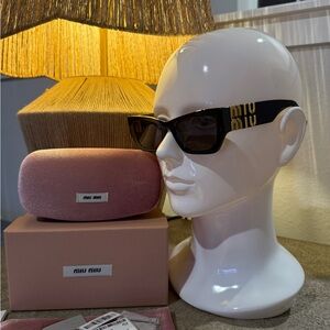 (Used)Miu Miu Black Sunglasses with Pink Case